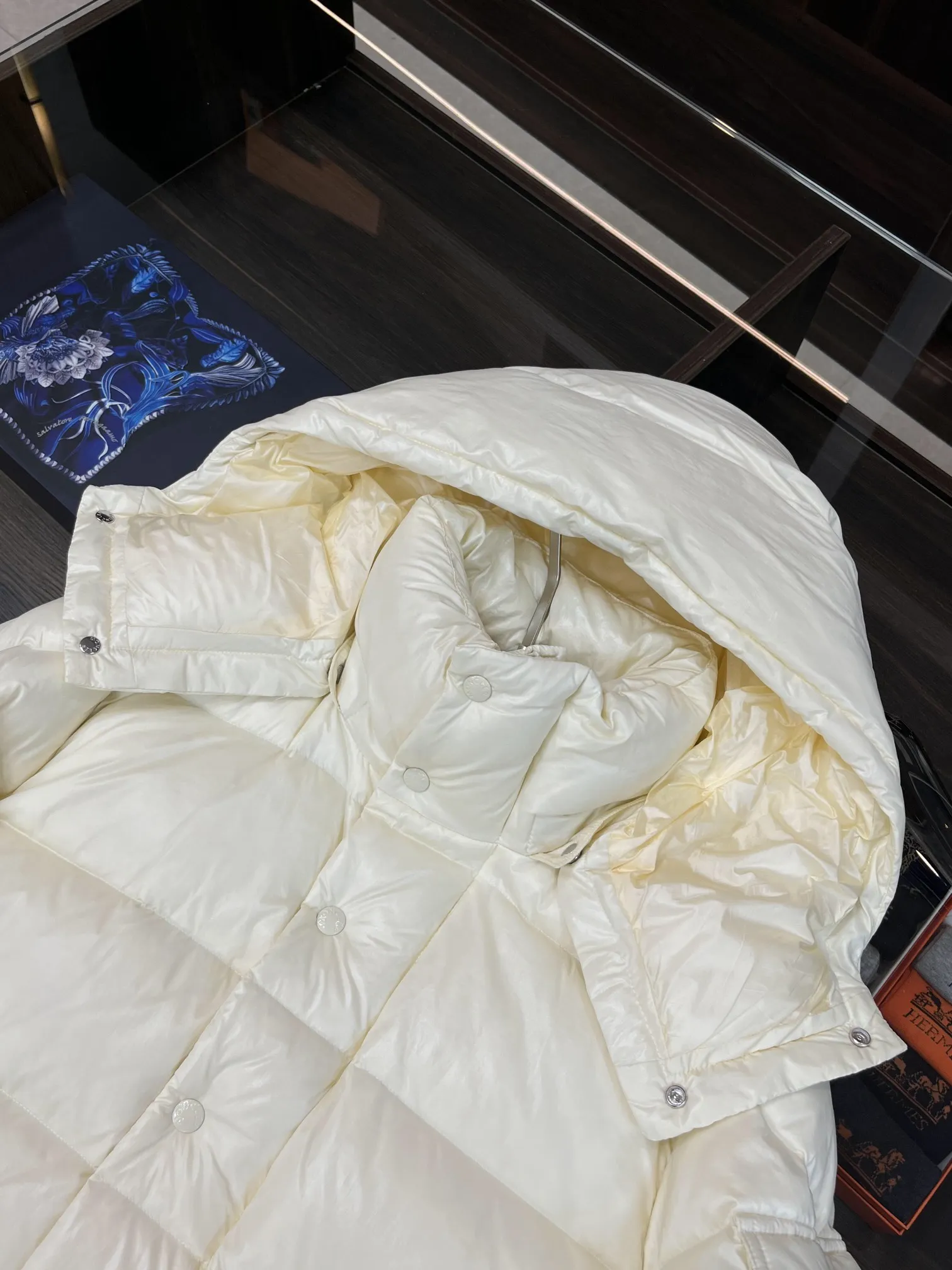 P390 Moncler/ 2026 70 、 。 DNA ， ， 。 Classic ， 、 。 Classic 70 。 Quality， 90 ，Premium Quality ， ，Black ！ Sizes M-3XL